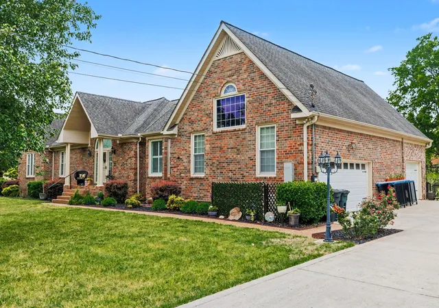 Photo 2 of Single family home for sale at 201 Buchanan Cir, Hendersonville, TN 37075 | MLS# 3312511 | Listing updated on 2026-09-17