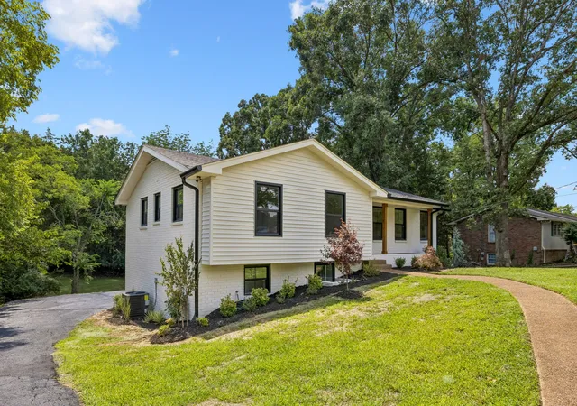 Photo 3 of Single family home for sale at 108 Airfloat Dr, Hendersonville, TN 37075 | MLS# 3501482 | Listing updated on 2026-09-29