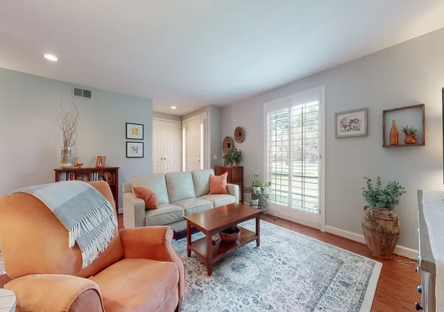 Listing Photo 5 - Condo for sale in building located at 8207 Sawyer Brown Rd, Nashville, TN 37221 - Unit #J7