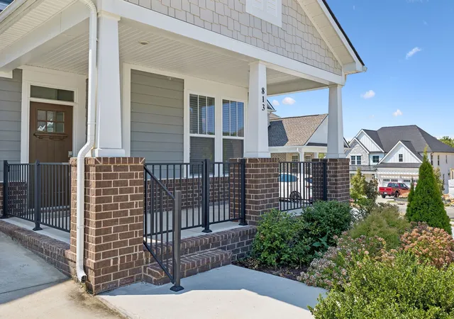 Photo 3 of Single family home for sale at 813 Westchester Cir, Hendersonville, TN 37075 | MLS# 3542654 | Listing updated on 2026-09-10