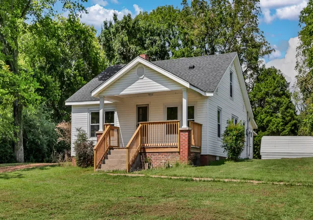 Photo 2 of Single family home for sale at 303 East St, Clarksville, TN 37042 | MLS# 3529850 | Listing updated on 2026-10-07
