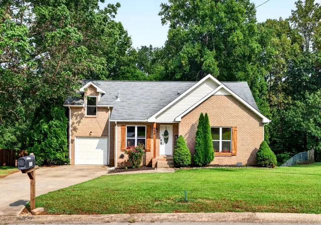 Photo 2 of Single family home for sale at 800 Leigh Ann Dr, Clarksville, TN 37042 | MLS# 3526052 | Listing updated on 2026-09-17