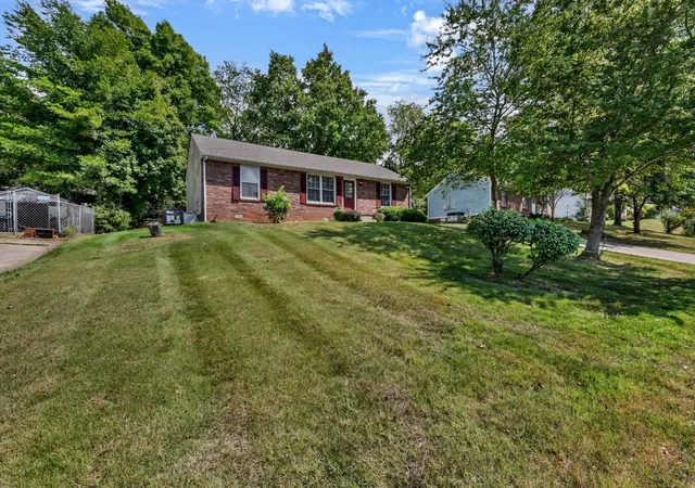 Photo 3 of Single family home for sale at 711 Green Valley Ct, Clarksville, TN 37042 | MLS# 3593994 | Listing updated on 2026-09-17