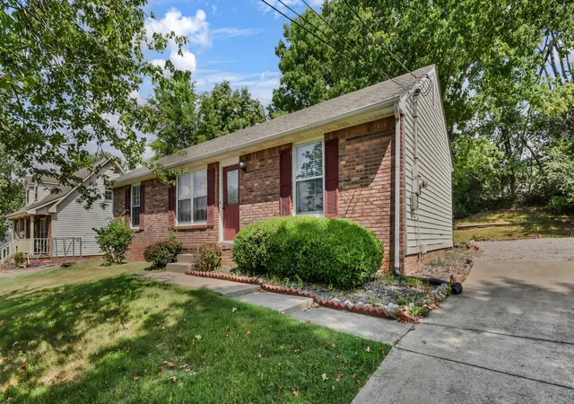 Photo 3 of Single family home for sale at 711 Green Valley Ct, Clarksville, TN 37042 | MLS# 3593994 | Listing updated on 2026-09-17