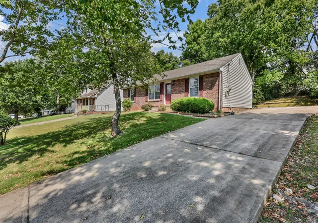 Photo 4 of Single family home for sale at 711 Green Valley Ct, Clarksville, TN 37042 | MLS# 3593994 | Listing updated on 2026-09-17