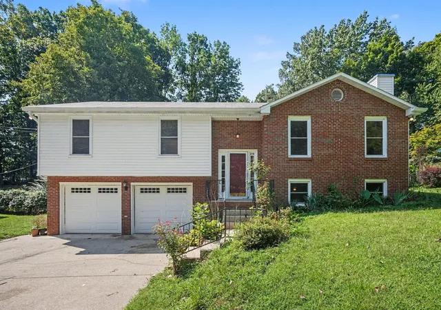 Photo 1 of Single family home for sale at 210 Pine Mountain Rd, Clarksville, TN 37042 | MLS# 3542960 | Listing updated on 2026-09-16