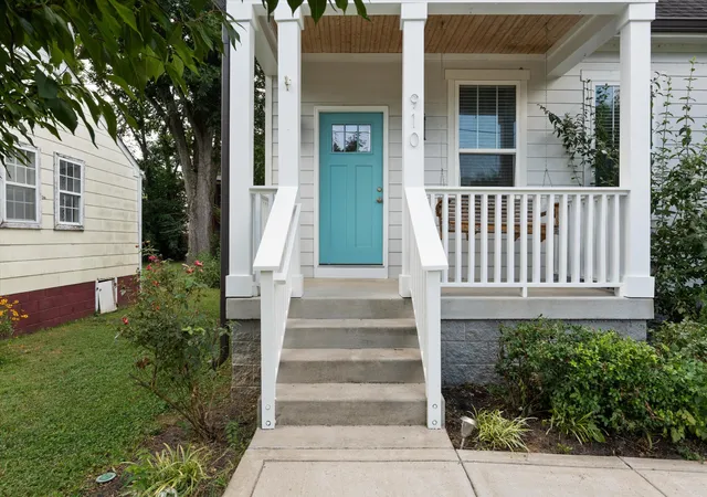Photo 3 of Single family home for sale at 910 Trice Dr, Nashville, TN 37209 | MLS# 3530817 | Listing updated on 2026-09-16