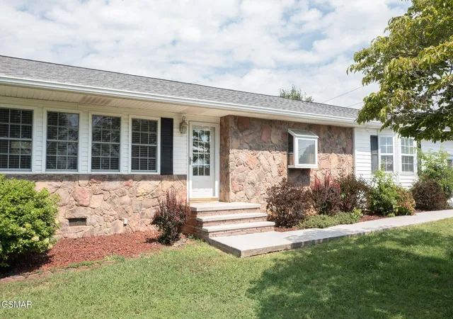 Photo 2 of Single family home for sale at 920 Oakwood Dr, Dandridge, TN 37725 | MLS# 3540980 | Listing updated on 2026-09-24