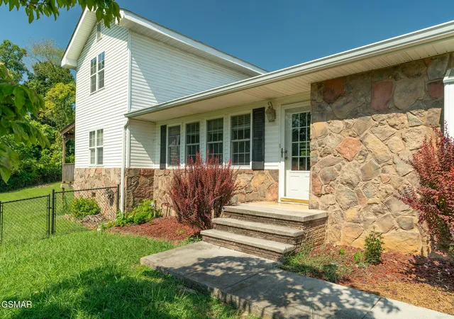 Photo 3 of Single family home for sale at 920 Oakwood Dr, Dandridge, TN 37725 | MLS# 3540980 | Listing updated on 2026-09-24