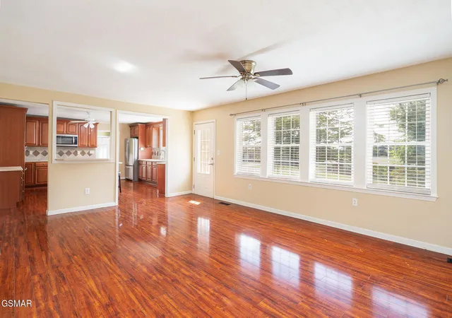 Photo 3 of Single family home for sale at 920 Oakwood Dr, Dandridge, TN 37725 | MLS# 3540980 | Listing updated on 2026-09-24