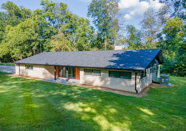 Photo 1 of Single family home for sale at 301 Sanford Ln, Lawrenceburg, TN 38464 | MLS# 3541254 | Listing updated on 2026-09-28