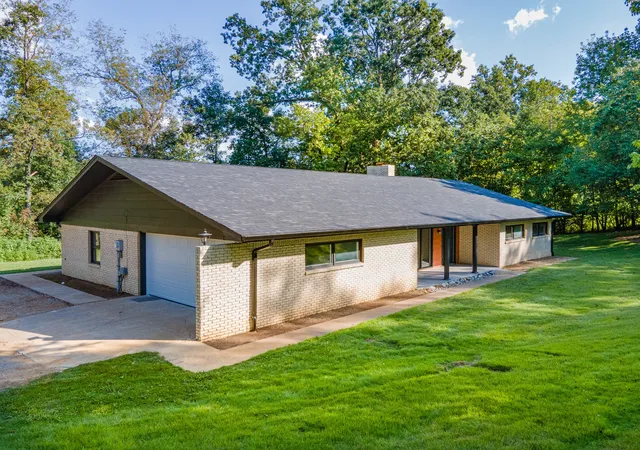 Photo 4 of Single family home for sale at 301 Sanford Ln, Lawrenceburg, TN 38464 | MLS# 3541254 | Listing updated on 2026-09-28