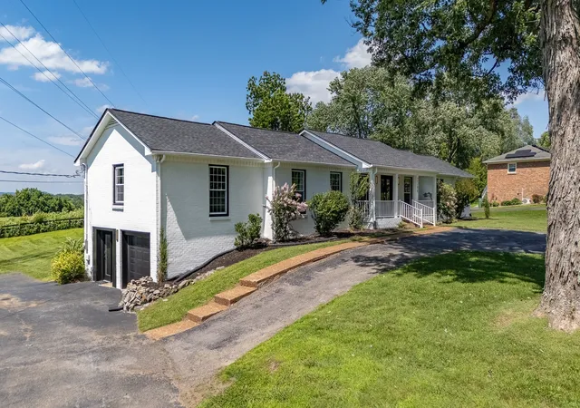 Photo 3 of Single family home for sale at 2208 Bowman Rd, Franklin, TN 37064 | MLS# 3541456 | Listing updated on 2026-09-08