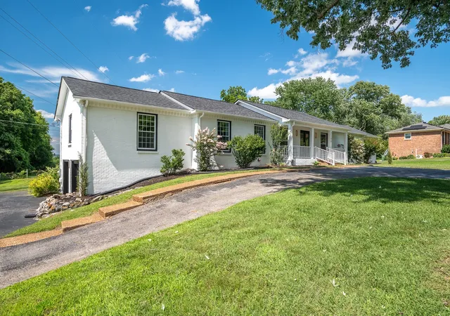Photo 4 of Single family home for sale at 2208 Bowman Rd, Franklin, TN 37064 | MLS# 3541456 | Listing updated on 2026-09-08