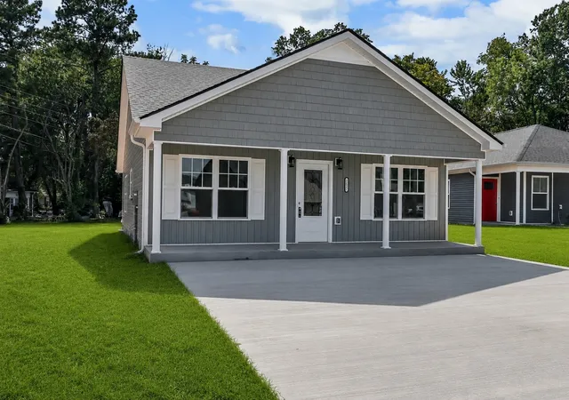 Photo 2 of Single family home for sale at 2627 Scott Dr, Clarksville, TN 37042 | MLS# 3541964 | Listing updated on 2026-09-17