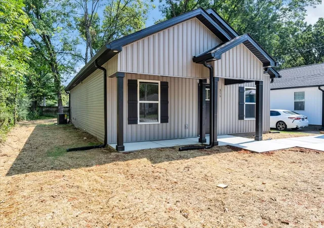 Photo 3 of Sale Pending at 315 S Maple St, Tullahoma, TN 37388 | MLS# 3542582 | Listing updated on 2026-09-08