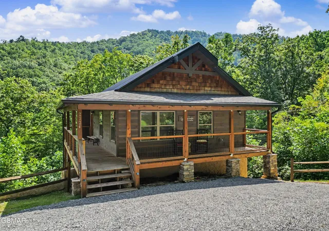 Photo 3 of Single family home for sale at 2724 Pine Crst Ln, Sevierville, TN 37862 | MLS# 3542760 | Listing updated on 2026-09-16