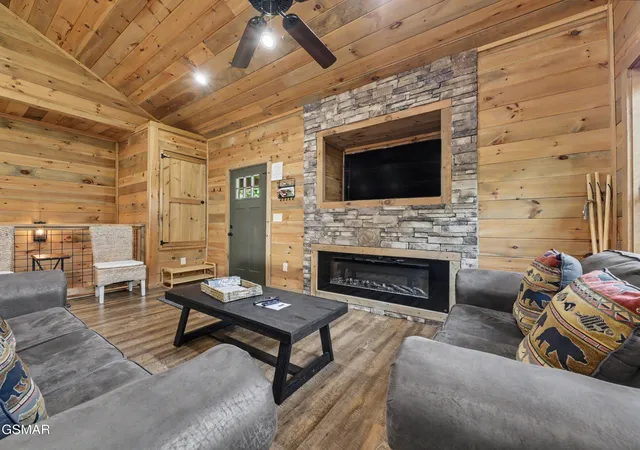 Photo 4 of Single family home for sale at 2724 Pine Crst Ln, Sevierville, TN 37862 | MLS# 3542760 | Listing updated on 2026-09-16