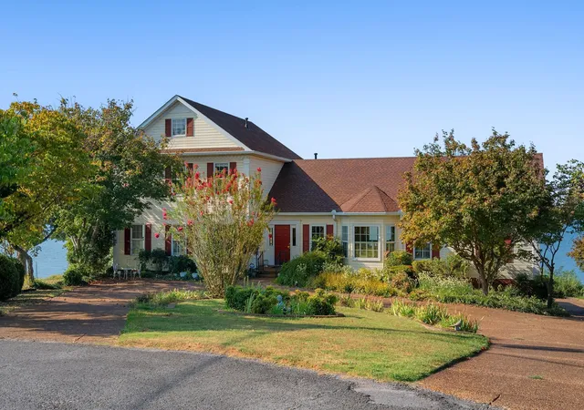Photo 2 of Mansion for sale at 180 Roberta Dr, Hendersonville, TN 37075 | MLS# 3593586 | Listing updated on 2026-09-17