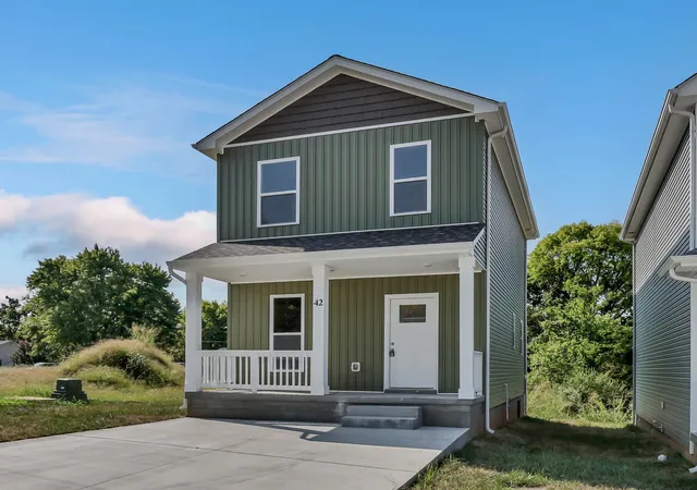 Photo 1 of Single family home for sale at 42 Dixon Dr, Clarksville, TN 37040 | MLS# 3593236 | Listing updated on 2026-09-16