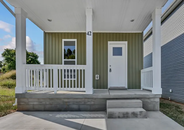 Photo 3 of Single family home for sale at 42 Dixon Dr, Clarksville, TN 37040 | MLS# 3593236 | Listing updated on 2026-09-16