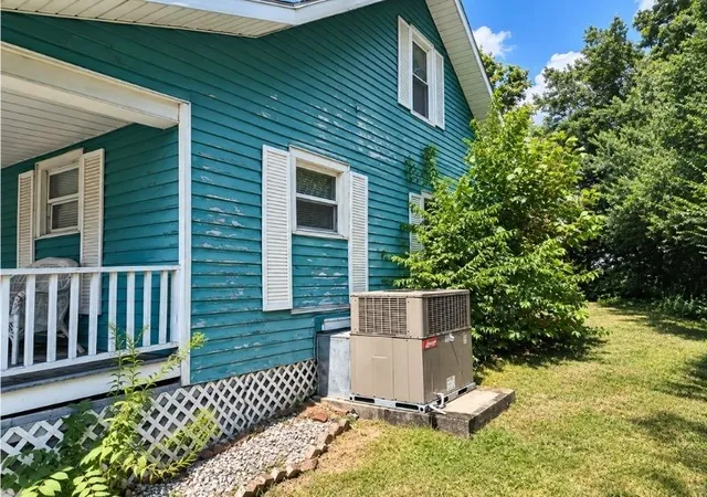 Photo 3 of Single family home for sale at 701 Hopkinsville St, Princeton, KY 42445 | MLS# 3593933 | Listing updated on 2026-09-17