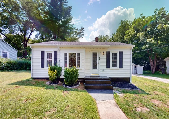 Photo 1 of Sale Pending at 424 Laura Ave, Winchester, TN 37398 | MLS# 3593672 | Listing updated on 2026-09-22