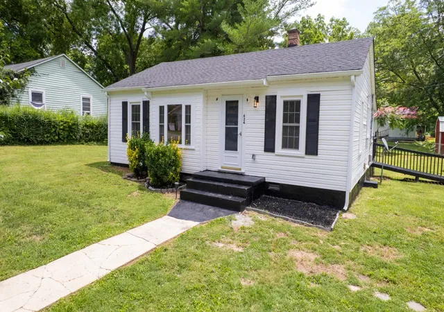 Photo 2 of Sale Pending at 424 Laura Ave, Winchester, TN 37398 | MLS# 3593672 | Listing updated on 2026-09-22