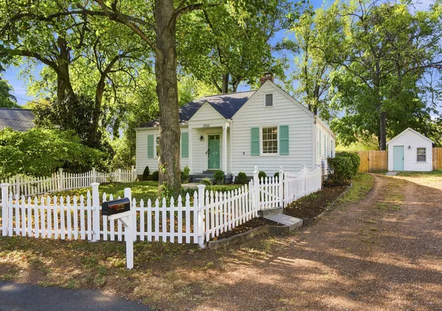 Photo 2 of Single family home for sale at 2722 Sharondale Ct, Nashville, TN 37215 | MLS# 3593870 | Listing updated on 2026-09-17