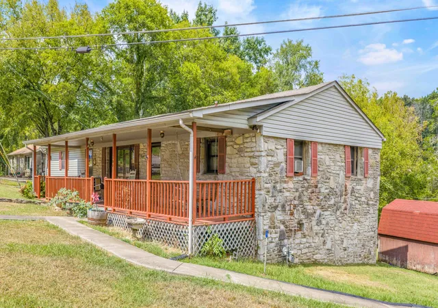 Photo 3 of Single family home for sale at 206 Wallace Dr, Fayetteville, TN 37334 | MLS# 3593794 | Listing updated on 2026-09-17