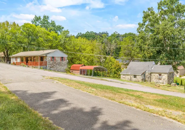 Photo 4 of Single family home for sale at 206 Wallace Dr, Fayetteville, TN 37334 | MLS# 3593794 | Listing updated on 2026-09-17