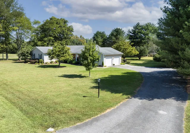 Photo 3 of Single family home for sale at 735 Shadowbrook Rd, Winchester, TN 37398 | MLS# 3593613 | Listing updated on 2026-09-17