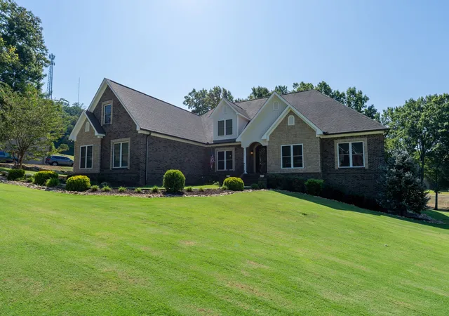 Photo 3 of Single family home for sale at 1725 Mayflower Dr, Columbia, TN 38401 | MLS# 3593828 | Listing updated on 2026-10-01