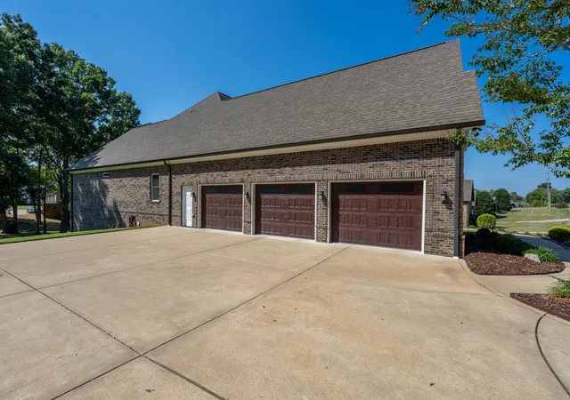 Photo 4 of Single family home for sale at 1725 Mayflower Dr, Columbia, TN 38401 | MLS# 3593828 | Listing updated on 2026-10-01