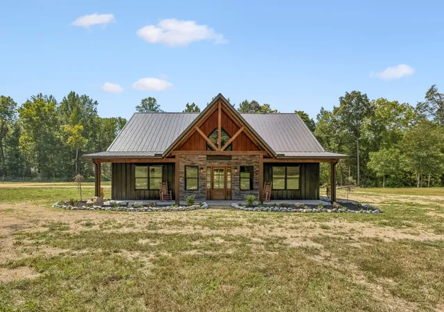 Photo 1 of Single family home for sale at 2961 Lick Crk Rd, Linden, TN 37096 | MLS# 3593226 | Listing updated on 2026-09-16