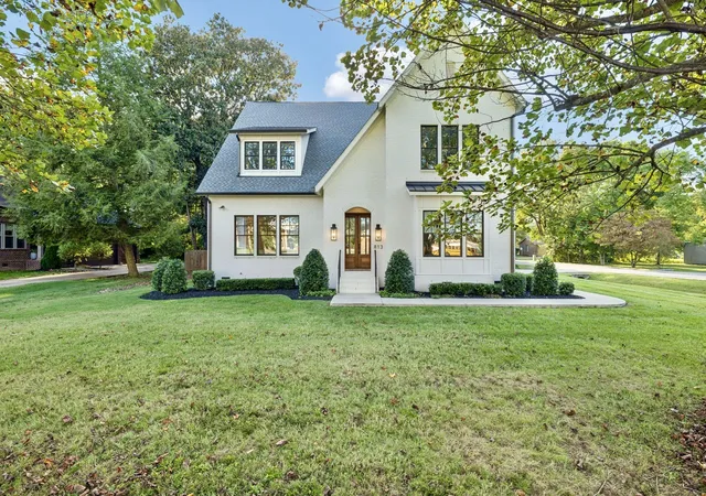 Photo 2 of Single family home for sale at 813 Hillsboro Rd, Franklin, TN 37064 | MLS# 3592808 | Listing updated on 2026-10-21