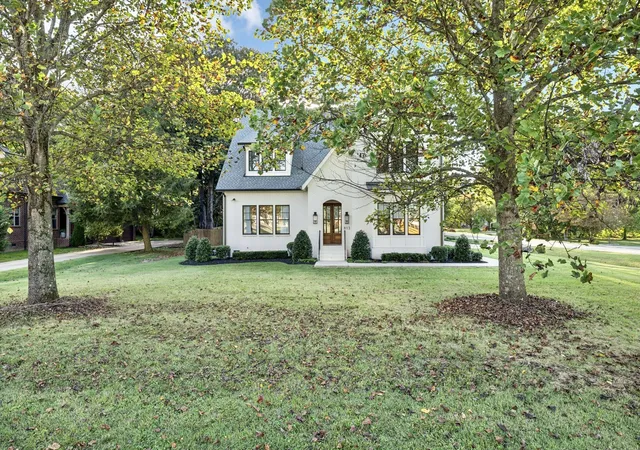 Photo 3 of Single family home for sale at 813 Hillsboro Rd, Franklin, TN 37064 | MLS# 3592808 | Listing updated on 2026-10-21