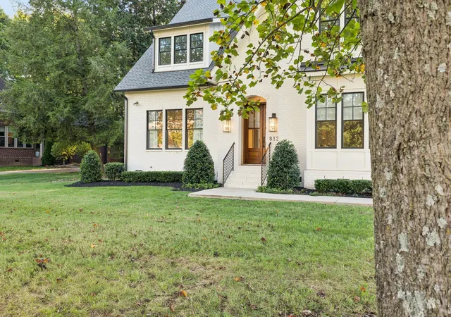 Photo 4 of Single family home for sale at 813 Hillsboro Rd, Franklin, TN 37064 | MLS# 3592808 | Listing updated on 2026-10-21