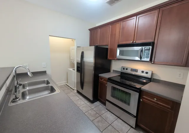 Listing Photo 4 - Condo for sale in building located at 7009 Lenox Vlg Dr, Nashville, TN 37211 - Unit #202