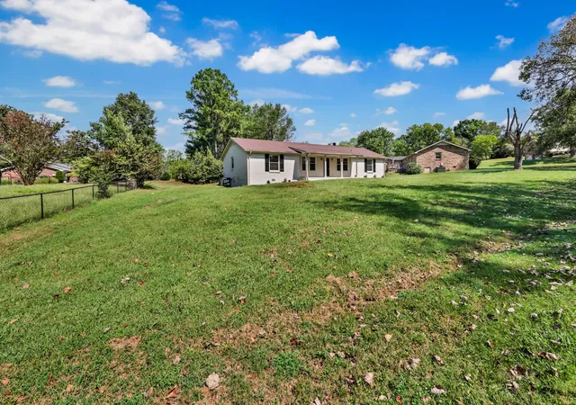 Photo 4 of Single family home for sale at 803 Laurel Dr, Clarksville, TN 37043 | MLS# 3592958 | Listing updated on 2026-09-16