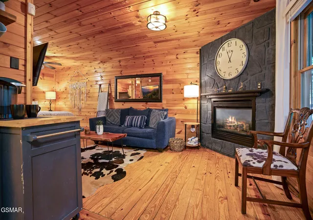 Photo 4 of Single family home for sale at 704 Forest Dr, Pigeon Forge, TN 37863 | MLS# 3593014 | Listing updated on 2026-09-16