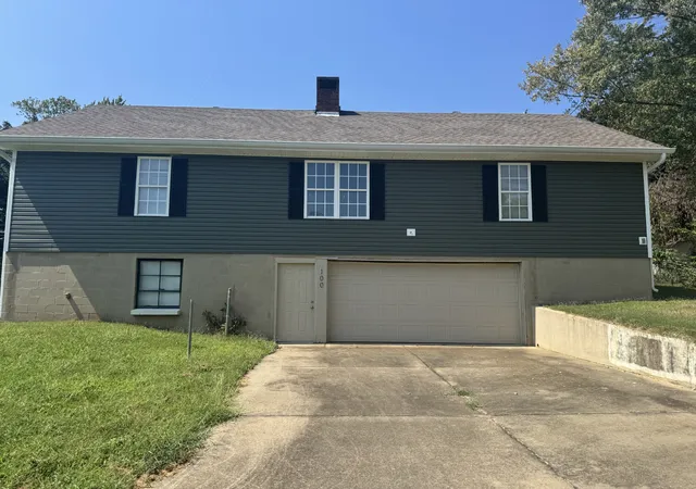 Photo 1 of Single family home for sale at 100 Riverview Dr, Clarksville, TN 37040 | MLS# 3593588 | Listing updated on 2026-09-17