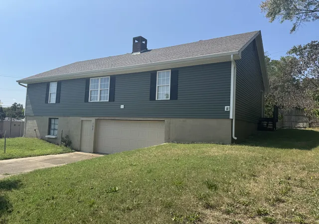 Photo 2 of Single family home for sale at 100 Riverview Dr, Clarksville, TN 37040 | MLS# 3593588 | Listing updated on 2026-09-17