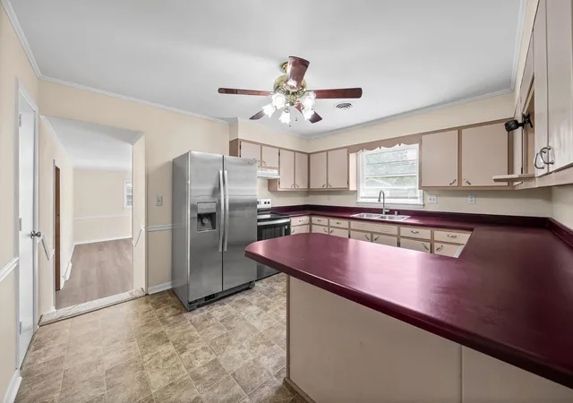 Photo 3 of Single family home for sale at 506 Linda Dr, Hopkinsville, KY 42240 | MLS# 3594281 | Listing updated on 2026-09-18