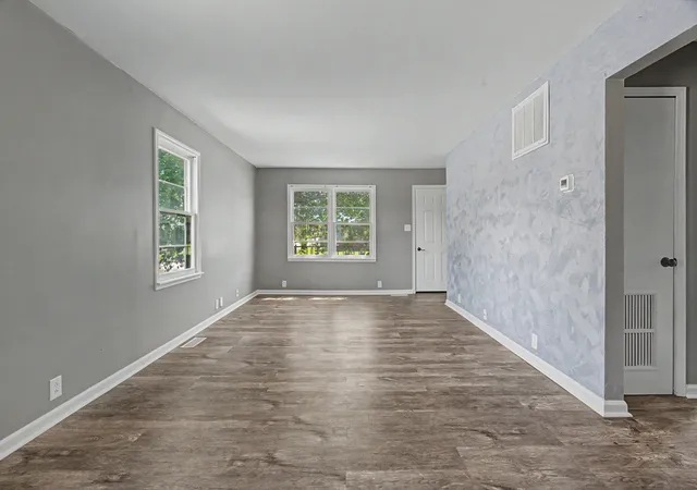 Photo 3 of Single family home for sale at 301 S Campbell St, Hopkinsville, KY 42240 | MLS# 3593890 | Listing updated on 2026-10-08