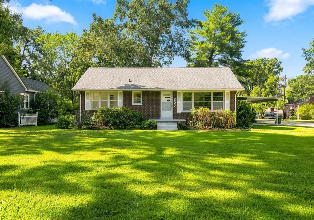 Single family home for sale at 207 Sunset Dr, Tullahoma, TN 37388 | MLS# 3594053