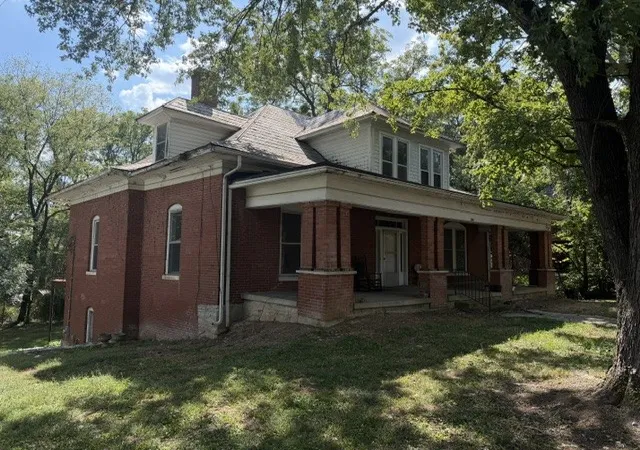 Photo 2 of Single family home for sale at 401 Washington St E, Fayetteville, TN 37334 | MLS# 3594022 | Listing updated on 2026-09-17