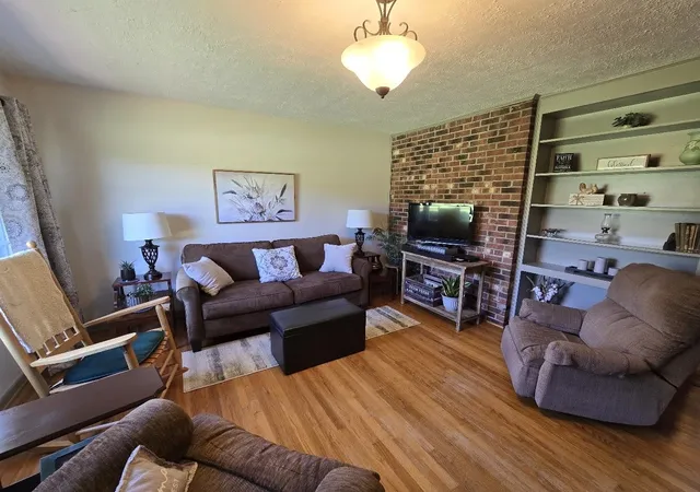 Photo 3 of Sale Pending at 815 Ballenger Rd, Gaffney, SC 29340 | MLS# SPN340762 | Listing updated on 2026-09-18