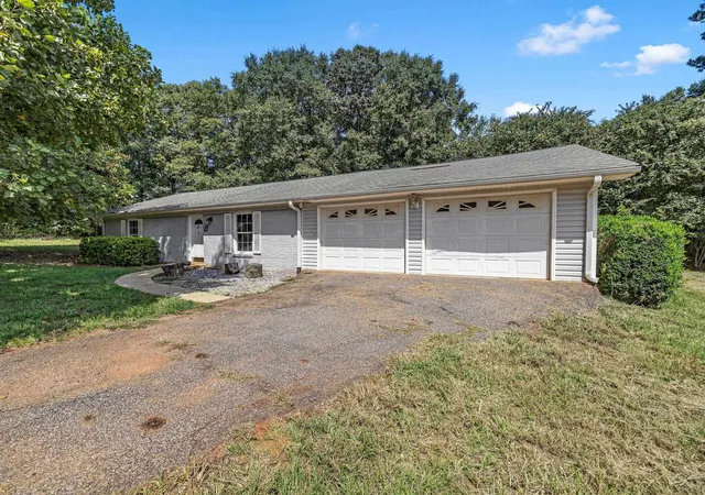 Photo 3 of Sale Pending at 32 Brookville Dr, Wellford, SC 29385 | MLS# SPN341281 | Listing updated on 2026-09-23