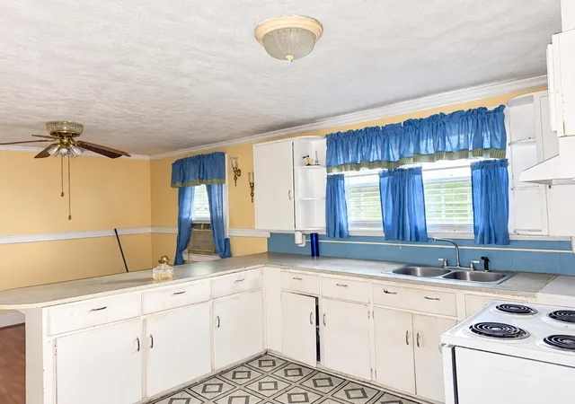 Photo 4 of Sale Pending at 515 Crescent Ave, Spartanburg, SC 29306 | MLS# SPN341770 | Listing updated on 2026-09-18